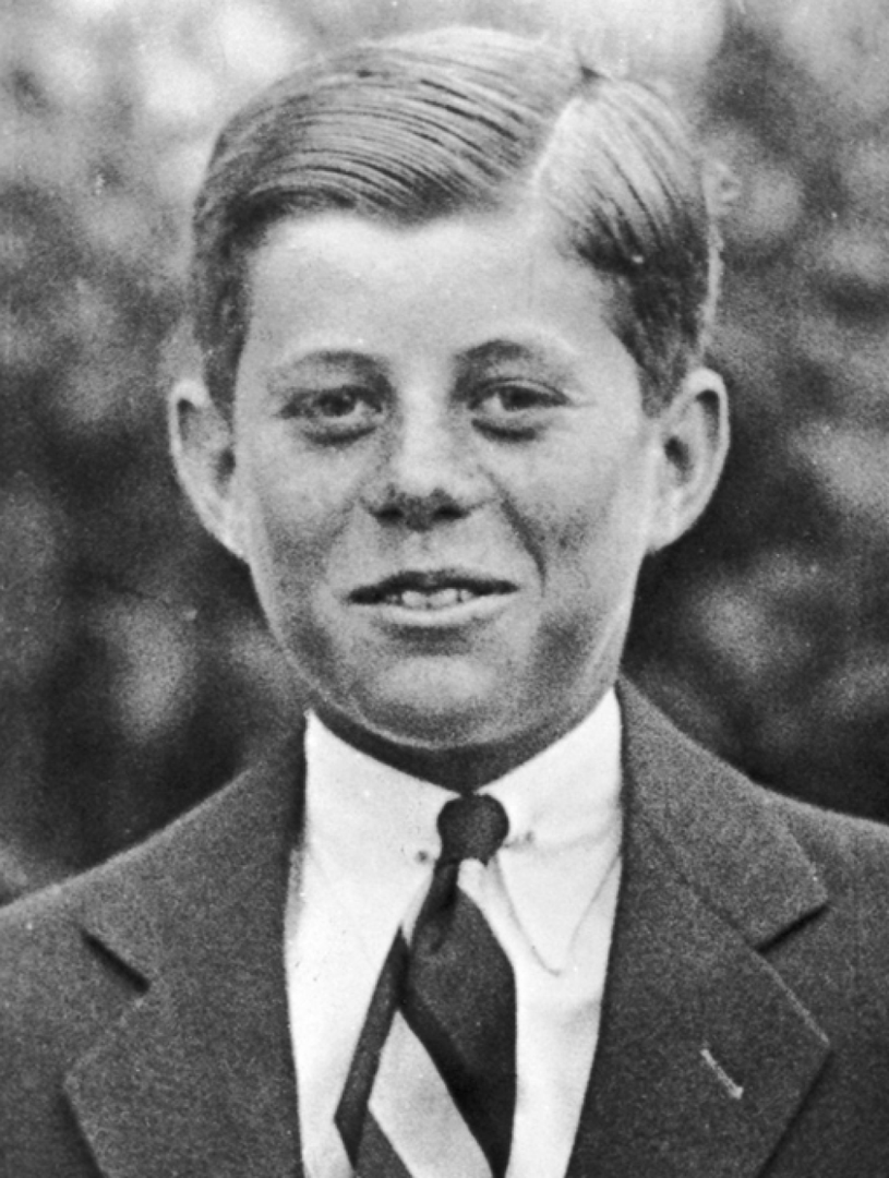John F. Kennedy 9 évesen. Gyermekkora óta súlyos veseelégtelenségben és gerincbetegségben szenvedett, ezért nem küldték katonai pályára, mint a testvéreit. A tengerészet csendes-óceáni haderejénél szolgált, ahol egy japán támadás során súlyosan megsebesült, de embereit kimentette – ezért kapta a Bíbor Szív katonai kitüntetést.