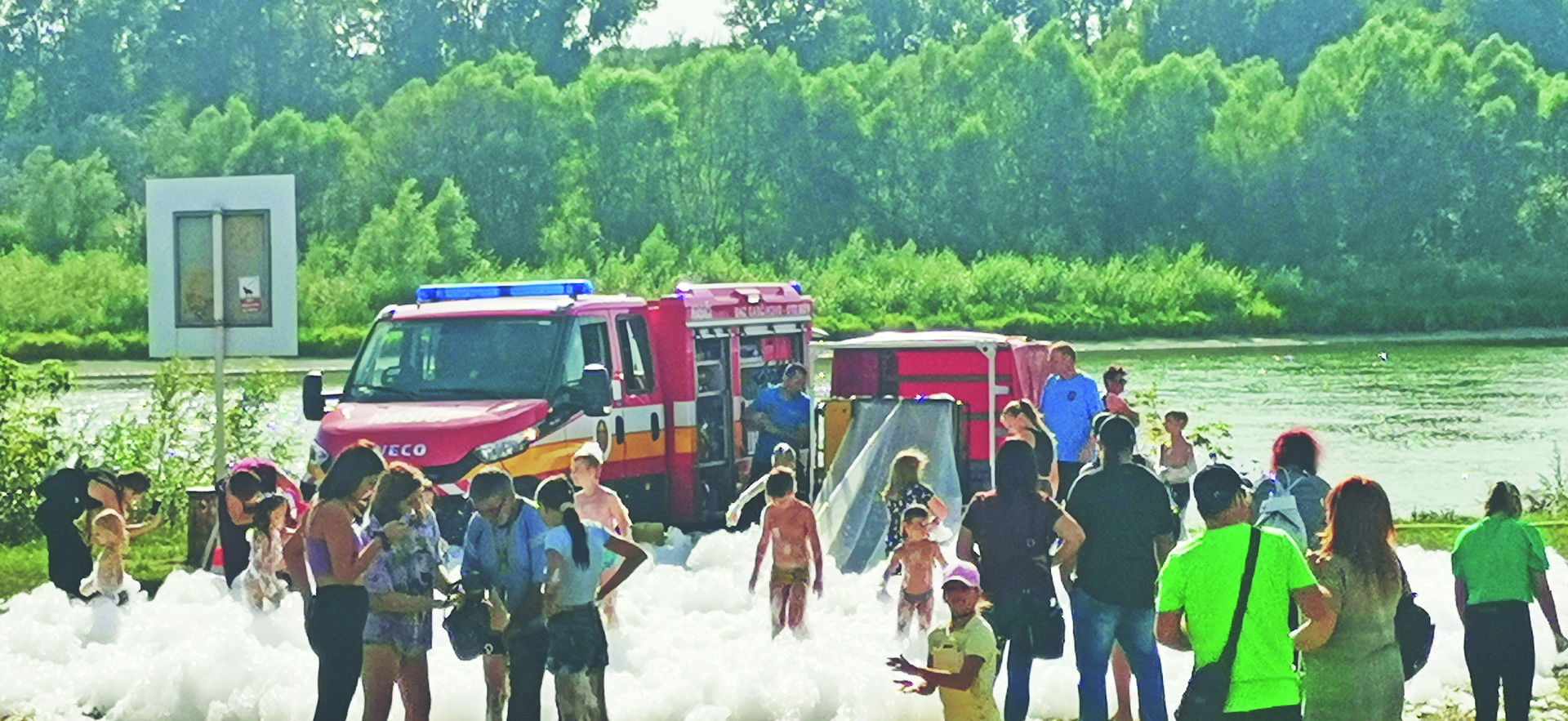 A bősi tűzoltók habpartival örvendeztették meg a gyerekeket