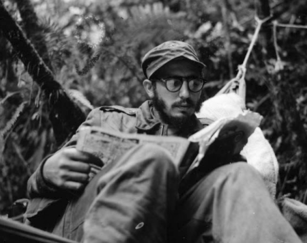Fidel Castro 30 évesen. Egy kubai cukornádültetvényen született, apja spanyol bevándorló volt, anyja szolgálólány az apja birtokán. Kuba legelőkelőbb gimnáziumában jezsuita papok tanították. Világnézeti képe itt indult fejlődésnek a spanyol nyelvű katolikus világot felsőbbrendűnek tartotta az anyagias angolszász világhoz képest. Később innen jutott el a kommunista ideológiához.