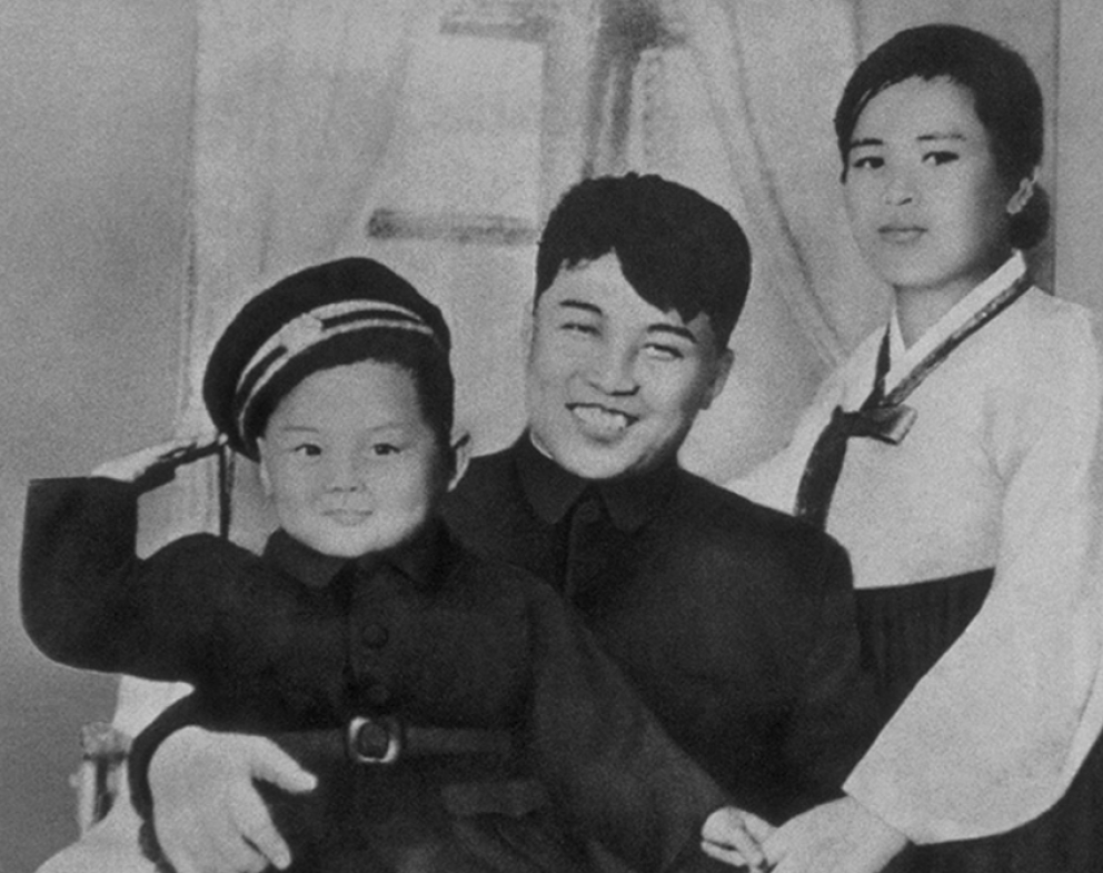 Kim Csong Il 1945-ben a szüleivel. A koreai diktátorról, akit népe csak Kedves Vezetőnek hívott, keveset tudunk, még a születési dátuma is titkos. Hivatalos életrajza szerint születését egy fecske jövendölte meg, előre jelezte a hegy fölött megjelenő kettős szivárvány és egy új csillag az égen. 1993-tól 2011-ben bekövetkezett haláláig volt Észak-Korea államfője.