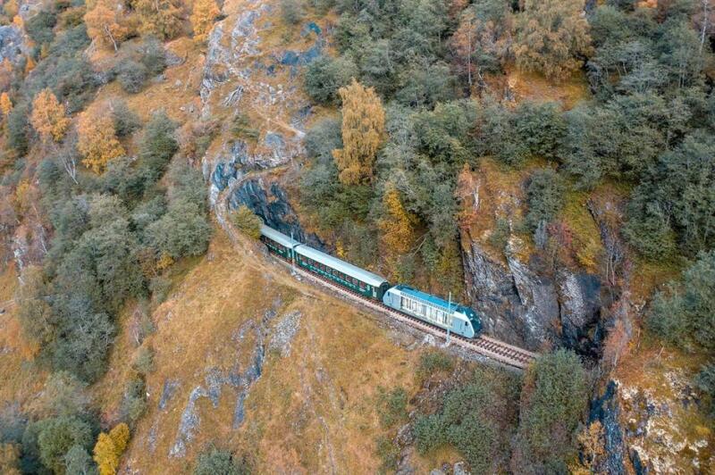 Flåmsbana, Norvégia: Gyakran a világ egyik leggyönyörűbb vasútvonalának nevezik. Kevesebb mint két óra alatt bejárható, és Norvégia talán legszebb tájait tárja elénk. Az útvonal emellett meglehetősen meredek is, a tengerszinttől egészen a Myrdal hegyi állomásig, 866 méterrel a tengerszint felettig halad. Az utazást szépíti a számtalan alagút is, melyek közül az egyik spirálalakú.