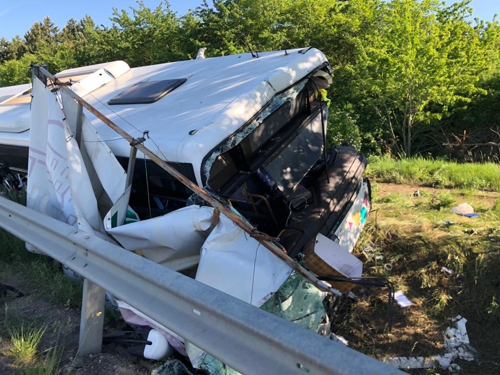 VIDEÓ: Súlyos baleset Galánta és Diószeg között – autóbusz és kamion ütközött