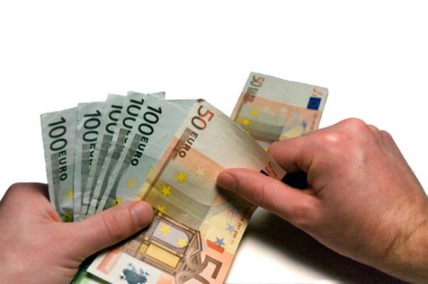 4000 eurót lopott el a nyugdíjas nénitől a kamu TV szerelő
