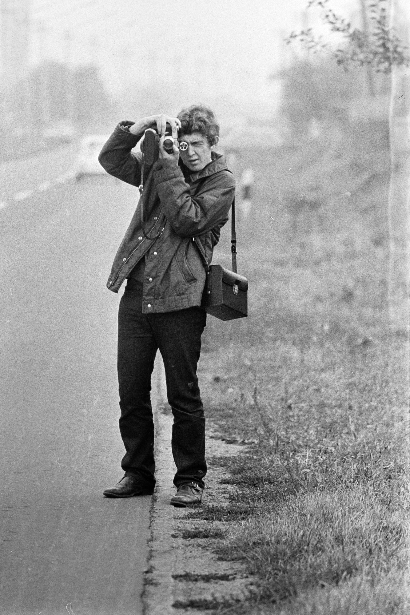 Kereki Sándor egy kölcsön kamerával. Fotó: Fortepan / Kereki Sándor