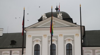 Az elnöki palotára is kikerült a szivárványos zászló