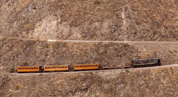 La Nariz del Diablo, Ecuador: Ez a rövid útvonal az ecuadori Andokon keresztül a világ egyik legmeredekebb és legizgalmasabb vasútja. A vonat a Nariz del Diablo („Az ördög orra”) nevű hegyet mássza meg, összekötve Alausit és Sibambet. 11 kilométer alatt a szerelvény 609 métert emelkedik 2299 méter tengerszint feletti magasságig. Egy mérnöki csoda, mely annak ellenére is lélegzetelállító látvány, hogy már nem ülhetünk az utazás alatt a járművek tetejére, mint a 20. század elején.