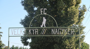 A helyi focipálya bejárata