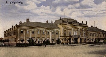 Az ipolysági vármegyeháza egy első csehszlovák köztársaságneli képeslapon