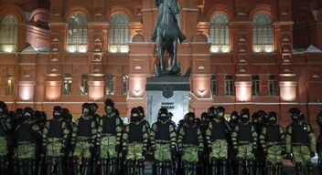 Fegyveres erők próbálják a tüntetők útját állni a Vörös téren