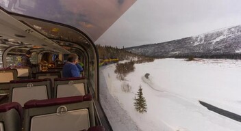 Denali Star, Alaska: Ahogy a név is sejteti, a lélegzetelállító vonatút a hatalmas Denali Nemzeti Parkon süvít keresztül. Alaszka legnépszerűbb szerelvénye, a Denali Star 12 órás utat tesz meg Anchorage és Fairbanks között, mely csaknem 587 kilométernek felel meg. Folyók, hegyek és szebbnél szebb kilátások övezik a félnapos utazást.