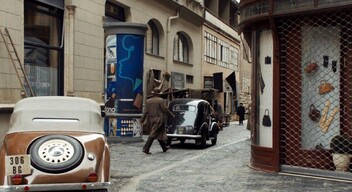 A térfigyelő kamerát elfedő hirdetőoszlop a Budapest Noir című filmben. Forrás: Pioneer Pictures