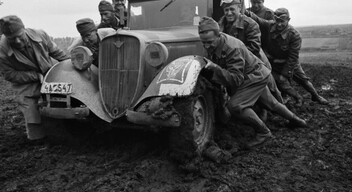 Egy Polski-Fiat 508-ast tolnak ki a sárból magyar katonák valahol a keleti fronton 1942-ben. Fotó: Fortepan / id. Konok Tamás