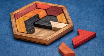 Kingzhuo Hexagon Tangram Puzzle Wooden Puzzle: Látszatra egyszerű, a gyakorlatban mégis meglepően trükkös rejtvény, amely gyerekeknek és felnőtteknek egyaránt remek szórakozás lehet, már csak azért is, mert minden alkalommal új lehetséges megoldásokkal vár.