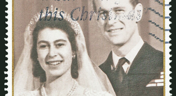 Nehéz elképzelni, hogy a 95 éves uralkodó milyen lehetett fiatal menyasszonyként. Erzsébet és Fülöp házassági fotója