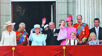 Családja körében II. Erzsébet, Nagy-Britannia leghosszabb ideje hivatalban lévő uralkodója