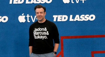 Ted Lasso – Jason Sudeikis: Az egyik legfrissebb „milliomos” a sorozatszínészek között Jason Sudeikis, aki a Ted Lasso című komédiában több szerepet is betölt: alkotótól társírón át egészen a gyártásvezetésig, a főszerep eljátszásáról nem is beszélve. A harmadik évadban pedig mindezért epizódonkért millió dollár ütötte a markát.