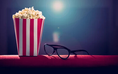 Miért pont popcornt eszünk a moziban?
