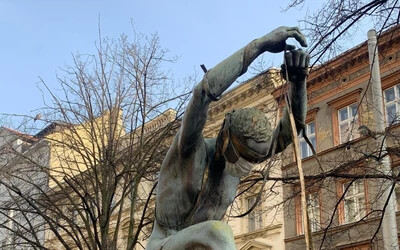 Anna Chromy Cseh muzsikusok című szoborcsoportjának egyik alakja Prágában, a Szénamérő téren