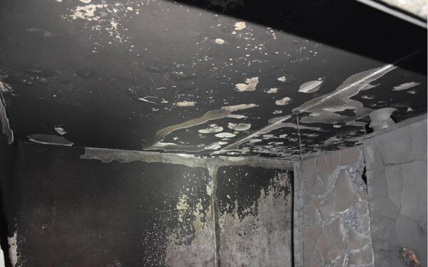 KÉPEK: Teljesen leégett egy lakás Nagyszombatban, több sérült