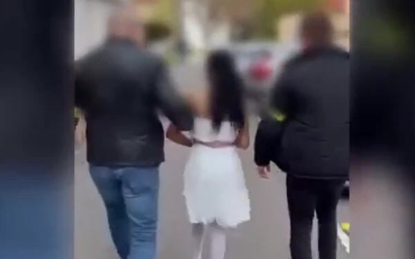 VIDEÓ: Házasság közben csapott le a rendőrség, bilincsben vitték el a menyasszonyt