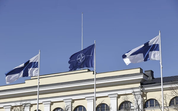 Felvonták a NATO lobogóját Helsinkiben
