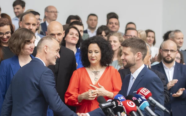 Tomáš Valášek parlamenti képviselő (balra) és Michal Šimečka pártelnök kezet ráz a Progresszív Szlovákia listájának bemutatásakor (TASR-kép)