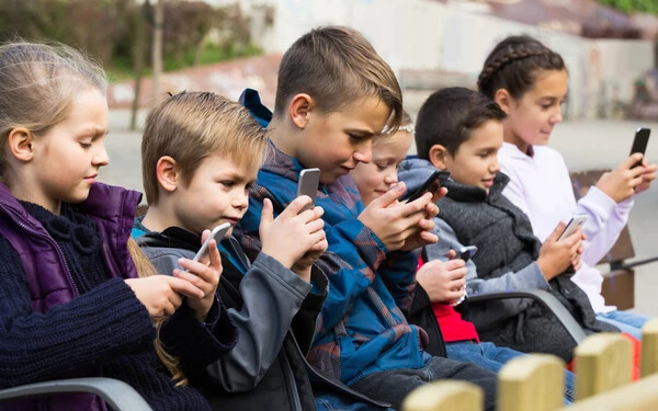 ENSZ: Tiltsák be az okostelefonok használatát az iskolákban