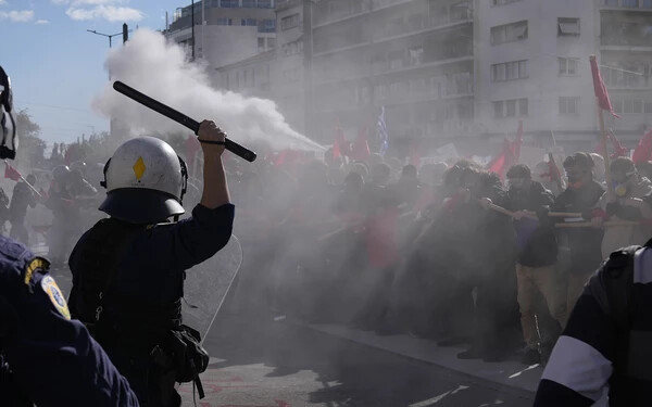 Magánegyetemek ellen tüntető görög diákok csaptak össze rendőrökkel Athénban