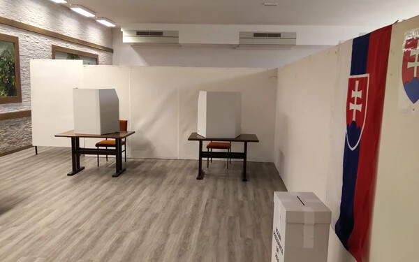 A diósförgepatonyi kultúrházban két szavazókörzetletben szavazhatnak a lakosok a nap folyamán (A szerző felvétele)