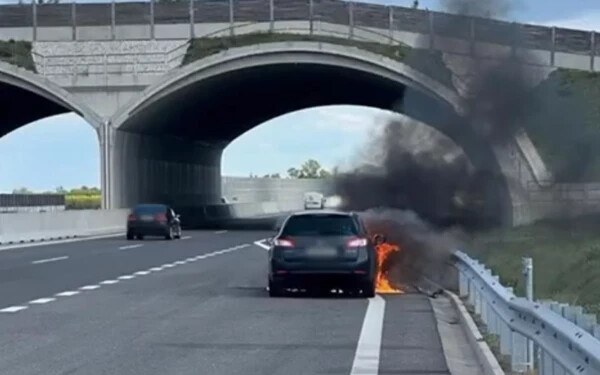 VIDEÓ: Kigyulladt egy autó a gyorsforgalmi úton, Dunaszerdahely irányába