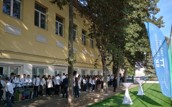A Vámbéry Ármin Gimnázium udvarán gyülekeznek a diákok (A szerző felvétele)