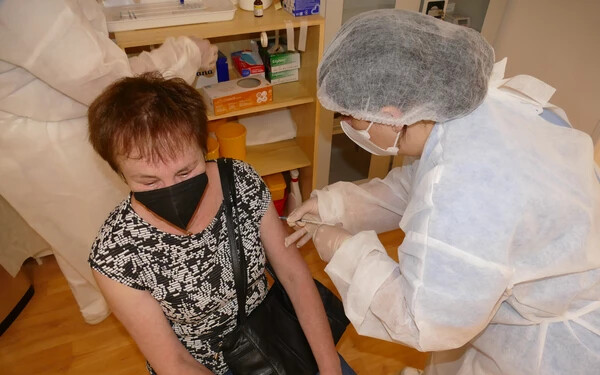 Tegnap Pozsonyban és Zsolnán kezdték meg az unióban nem regisztrált Szputnyik V-vakcinával való oltást, ezzel Szlovákia Magyarország után a második EU-tagállam, ahol az orosz oltóanyagot használják. A beoltottak közül többen azt mondták, azért vártak a Sz