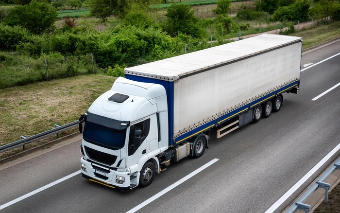 59 órát vezetett szünet nélkül egy szlovákiai kamionsofőr – a munkaadója kötelezte rá