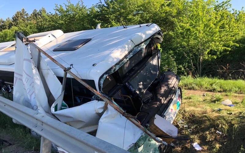 Súlyos baleset Galánta és Diószeg között – Az autóbusz sofőrjét súlyos sérülésekkel szállították kórházba