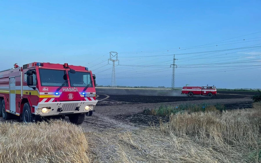 FOTÓK: 30 hektárnyi gabonaföld égett le Dunaszerdahely mellett