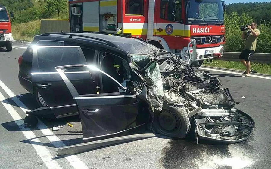 Súlyos közúti baleset – egy teherautó és egy személyautó ütközött
