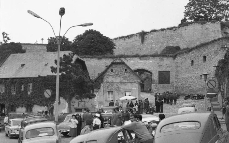 Az egri vár a Tinódi Sebestyén (Dózsa György) tér felől 1965-ben. Fotó: Fortepan / Magyar Rendőr