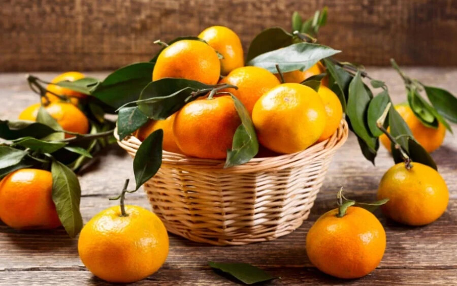 A spanyol termelők által termesztett mandarin közepes méretű és élénk narancssárga színű. A héj nagy pórusú, és a gyümölcsnek is zöld levelei vannak. Könnyen hámozhatók és szinte mindig édesek.