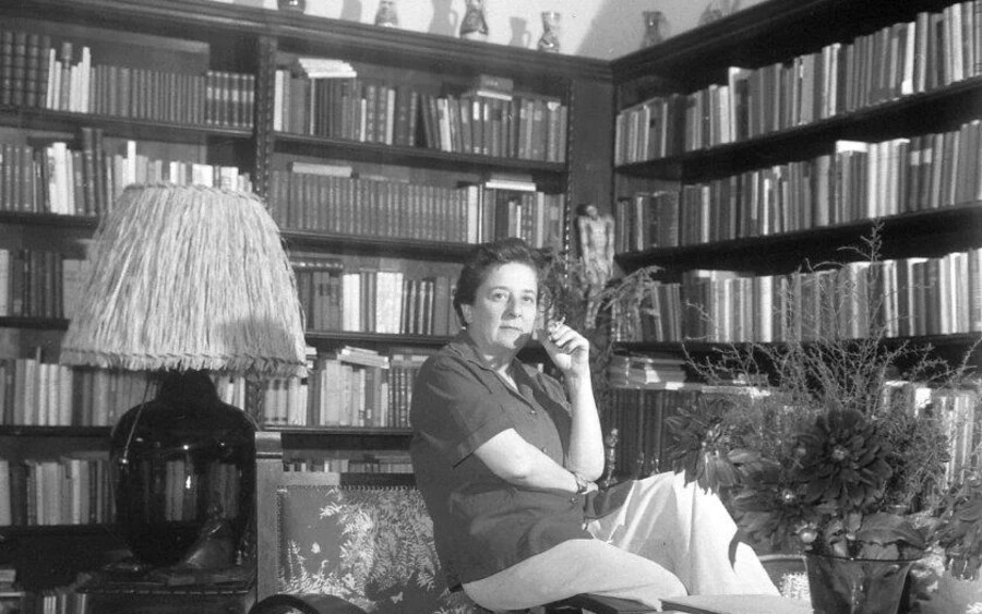 Gobbi Hilda budapesti otthonában az 1960-as évek elején. Fotó: Fortepan/ Kotnyek Antal