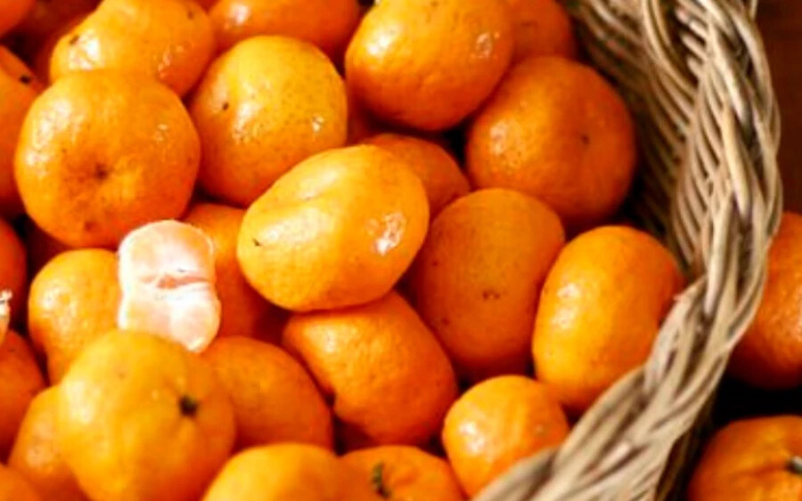 Törökországi: Általában olcsóbbak, mert gyakran savasabbak. E mandarinok héja általában sárga vagy világos narancssárga színű.