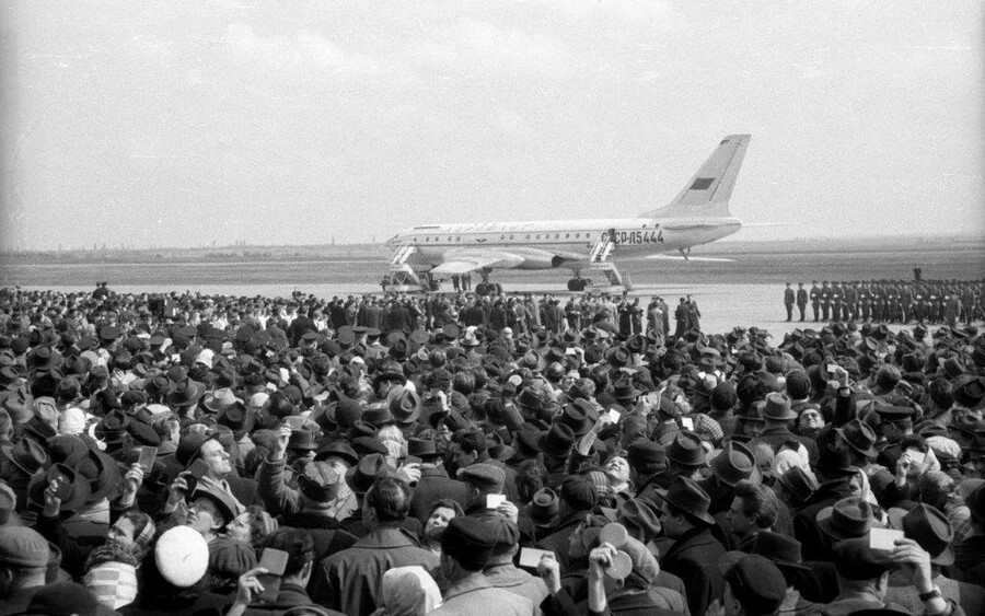 Hruscsov Magyarországra érkezése 1958. április 2-án. Fotó: Fortepan / Berkó Pál