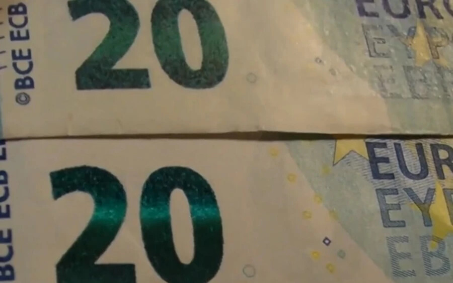 A 20 eurósok esetében például a hamis pénzeken a 20-as szám felül zöld, az igaziakon smaragzöld és csillogó.De a hamisság az átlátható műanyag részből is felismerhető, mivel a hamisítványokról ez hiányzik. 