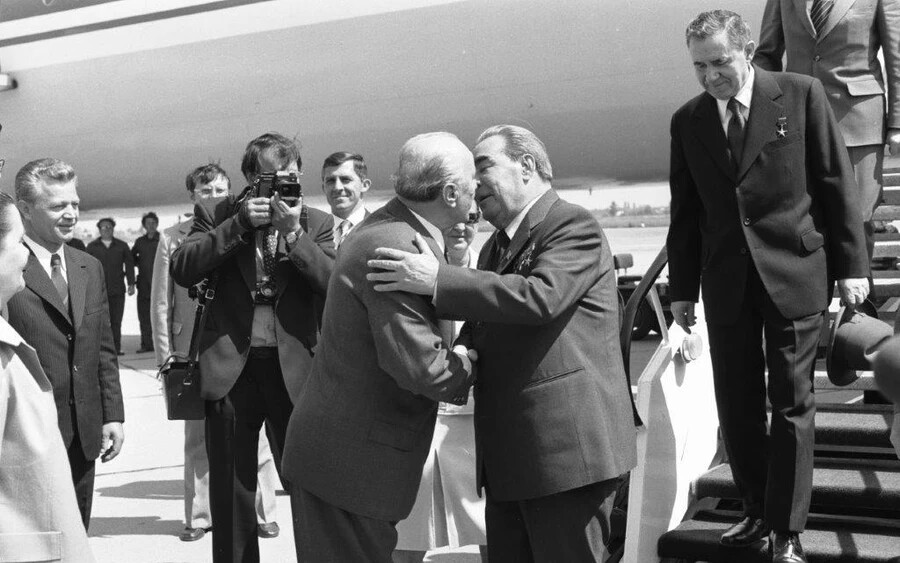 Kádár János, az MSZMP KB első titkára fogadja Leonyid Iljics Brezsnyevet, az SZKP főtitkárát, szovjet államfőt 1979. május 30-án. Fotó: Fortepan / Chuckyeager tumblr 