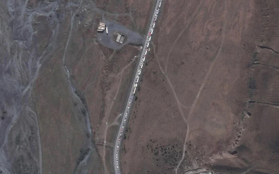 Hétfőn a Maxar Technologies az orosz-grúz határról közölt műholdképeket, amelyek azt mutatják, hogy a menekülők száma nem csökken. A felvételeken személyautókból és teherautókból kialakult kocsisorok láthatók, amelyek a Verhnij Lars határátkelő előtt állnak. 