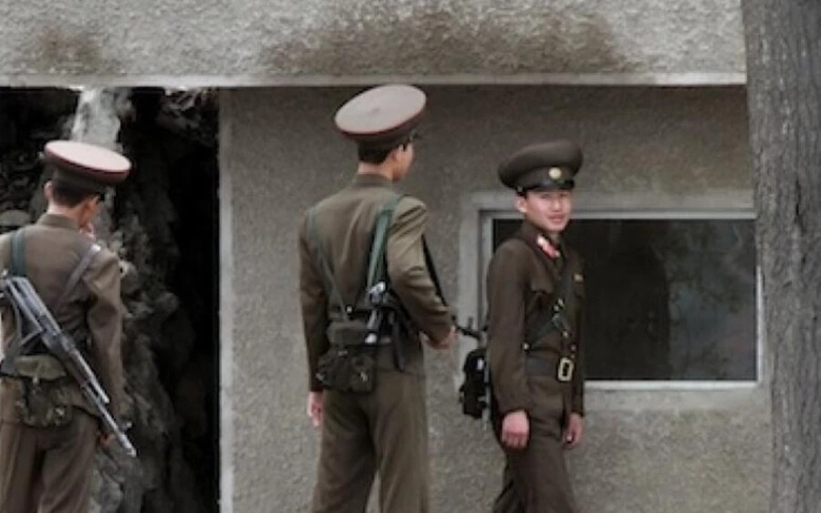 Az észak-koreai politikai börtönök teljesen elszigetelt munkatáborok, ahonnan nincs szabadulás. A politikailag megbízhatatlan személyeket családjukkal és gyermekeikkel együtt mindenféle tárgyalás nélkül hozzák ide. Körülbelül 50 000 fogoly van itt, akiknek többsége az örökletes bűnösség szabálya szerint a harmadik generációig be van zárva. A foglyokat kisebb csoportokban helyezik el, hogy megakadályozzák a lázadás kialakulását. Sokakat biológiai és kémiai kísérleteknek és egyéb brutalitásoknak vetnek alá.