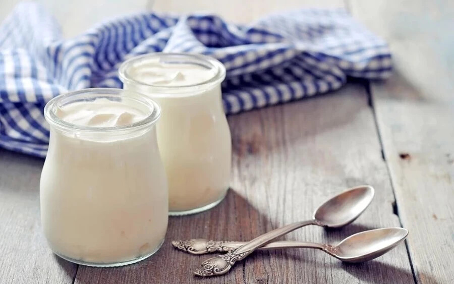 A joghurt tejből készül erjesztéssel, a folyamatban pedig hasznos és egészségvédő baktériumok vesznek részt. A joghurt így javítja a a bél mikroflóráját  Az egészségre gyakorolt maximális előnyök elérése érdekében vásároljon hasznos baktériumokat tartalmazó joghurtokat.