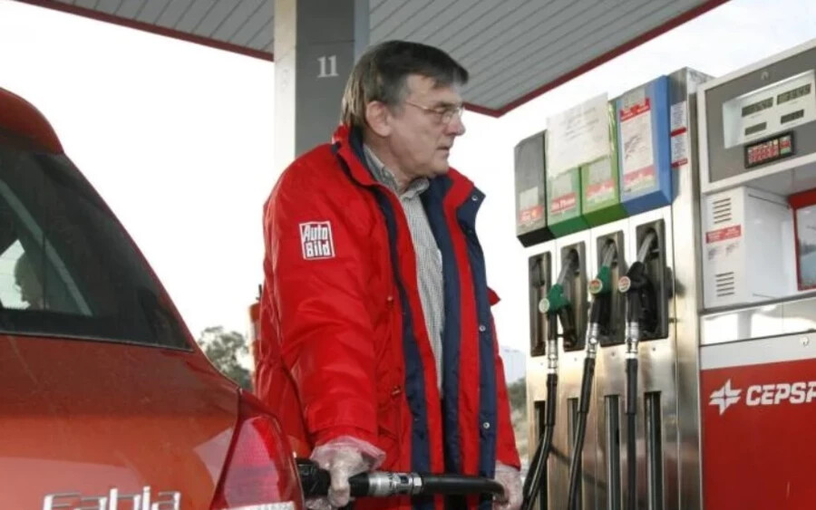 A nafta továbbra is drágul a benzinhez képest. A múlt héten a 95-ös oktánszámú benzin literjét átlagosan 1,776 euróért, a naftáét 1,797 euróért tankolhatták az autósok. Ez azt jelenti, hogy egy dízelautó tulajdonosa egy euróval drágábban veszi az üzemanyagot egy 50 literes tankolásnál. 