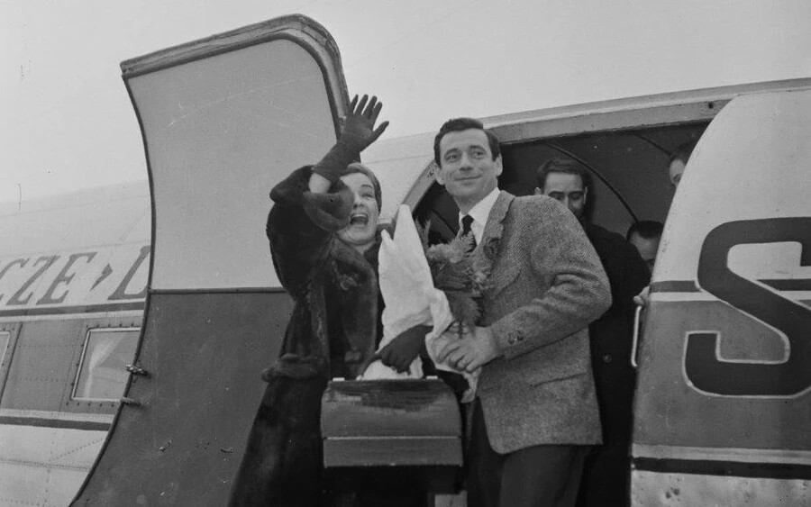 Simone Signoret színművésznő és férje Yves Montand sanzonénekes és filmszínész megérkeznek a Ferihegyi repülőtérre 1957-ben. Fotó: Fortepan / Bauer Sándor