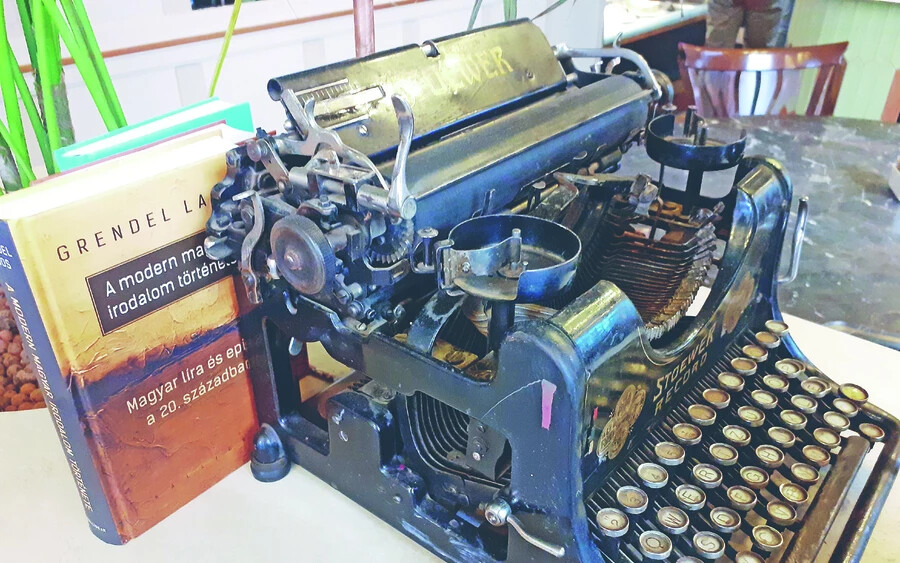 Grendel könyve és a régi írógép