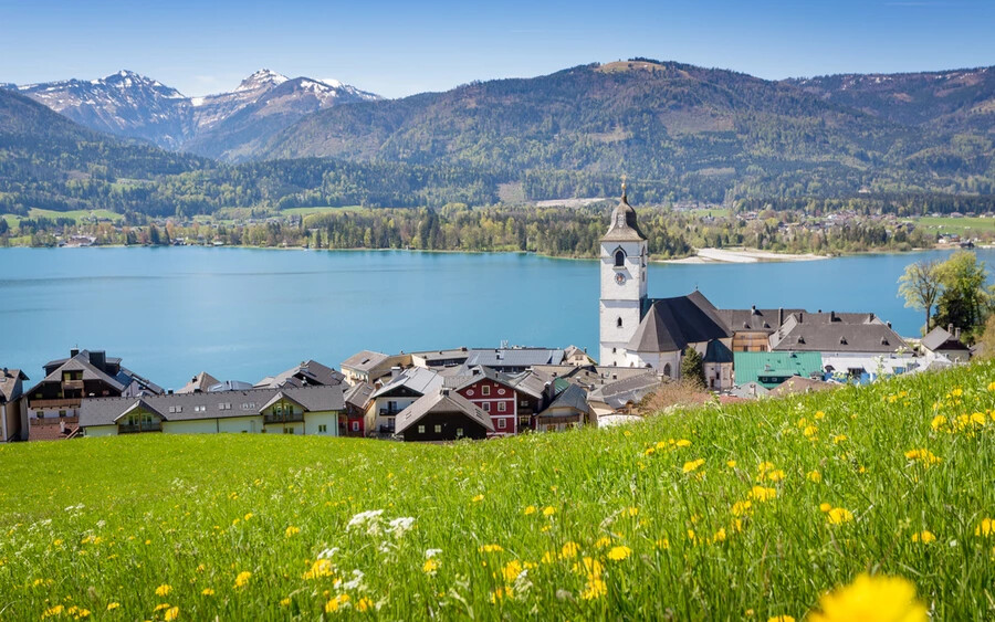 Salzburgtól keletre, délkeletre fekszik a gyönyörű salzkammerguti tóvidék. Különösen érdemes nyáron ellátogatni ide, mert ilyenkor élvezhetjük a hajókázást a tavakon, a fürdést a kristálytiszta vízben, valamint a vidéken való kerékpározást is.